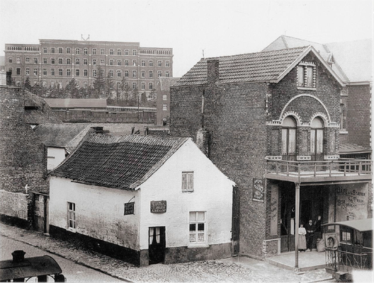 1911 - Faubourg de Bruxelles. Maison démolie en 1911 (à gauche)