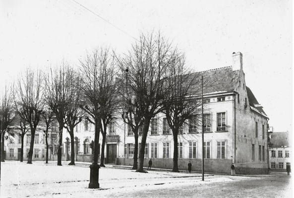 1907 - Place Saint-Paul au coin de la rue Sainte-Anne (square G. Petit)