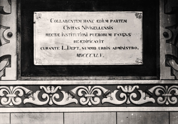 1912 - Inscription dans le porche de l'Ecole Normale