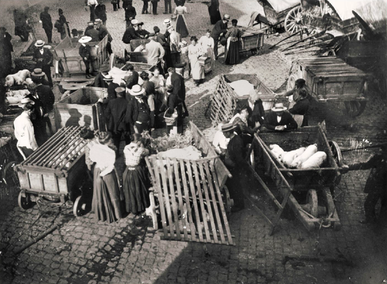 1911 - Le bas de la Grand-Place : marché du samedi