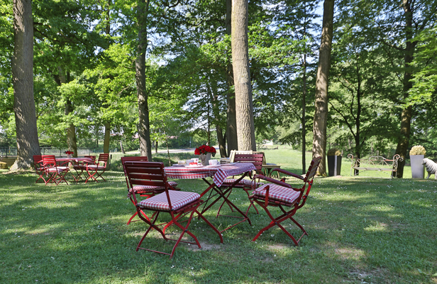 Im idyllischen Kaffeegarten lässt sich das Landleben bei hofgebackener Erdbeertorte oder Schmandkuchen genießen