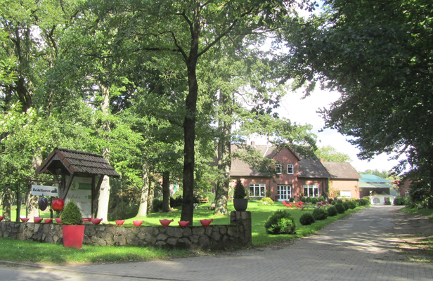 Der Cassenshof mit Hofladen und Café liegt direkt am Heidschnucken-Wanderweg und an einer Haltestelle des Heide-Shuttle