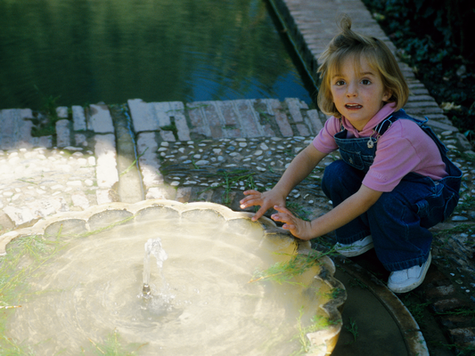 Anna in der Alhambra - Spanien