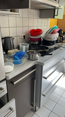 Chaos in der Küche, weil in den Schränken kein Platz mehr ist