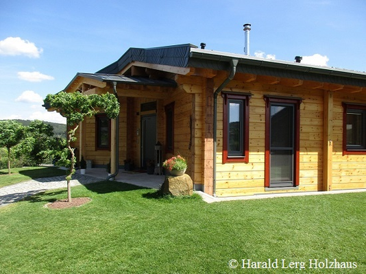 Attraktives Holzhaus in massiver Blockbauweise - Designhaus - Blockhaus mit Wohnkeller 