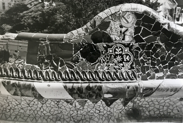 Decoració original del banc del Park Guell, cap a 1968. Fotografia: Antonio Orzaez.