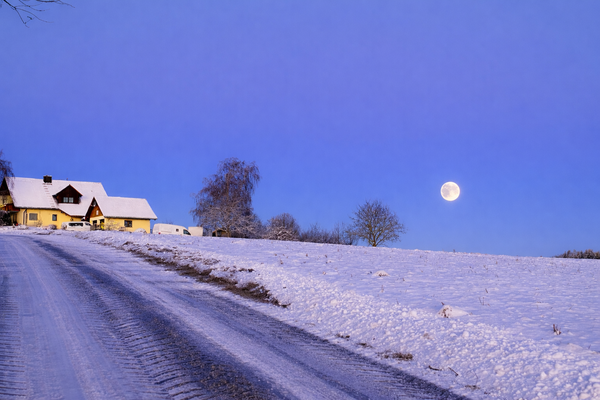 Untergang vom ersten Vollmond des Jahres 2026, bekannt als Wolfsmond