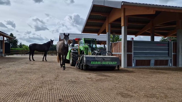 Maschinelle Entmistung der Schauer Bodenmatten mit dem Farmservant
