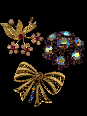 European antique brooches, 3 feminine pins in gold tone and brilliant stones - bouquet of iridescent flowers and graceful bow - Art.493/4