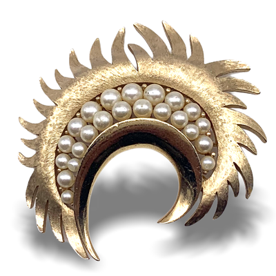 Crown Trifari feather/leaf with cluster of pearls Brooch - Eye-catching design in Trifanium gold and always fashionable - Art.44/5