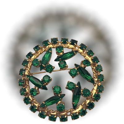 1960s green emerald rhinestones round brooch lovely open design whit a lot of sparks placed in gold tone setting - Art.298/5