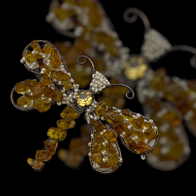 1940 preziosa spilla farfalla creata con un ricamo di cips di ambra e seed perle  -art.285/2-