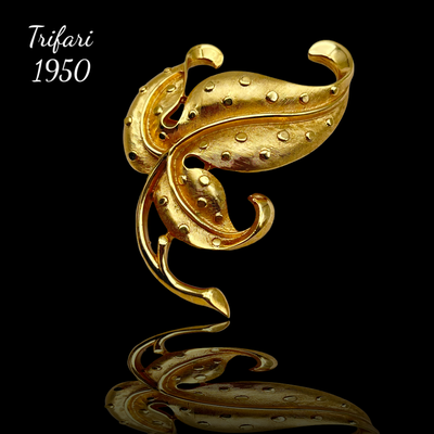 Vintage Crown Trifari Polka Dot Gold Tone Leaf Pin Brooch - beautiful form in brushed & glossy gold finish - Art.569/6