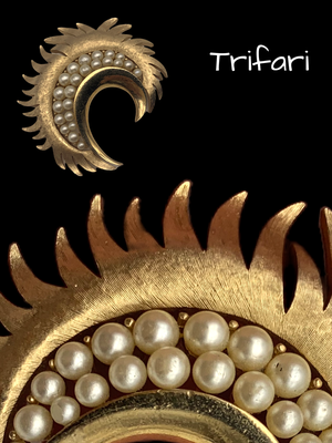 Crown Trifari feather/leaf with cluster of pearls Brooch - Eye-catching design in Trifanium gold and always fashionable - Art.44/5