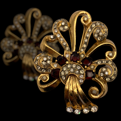  1940s lovely Deco Gold Rhinestones Red Glass Stones Swirl Design Brooch -- Art.341/3