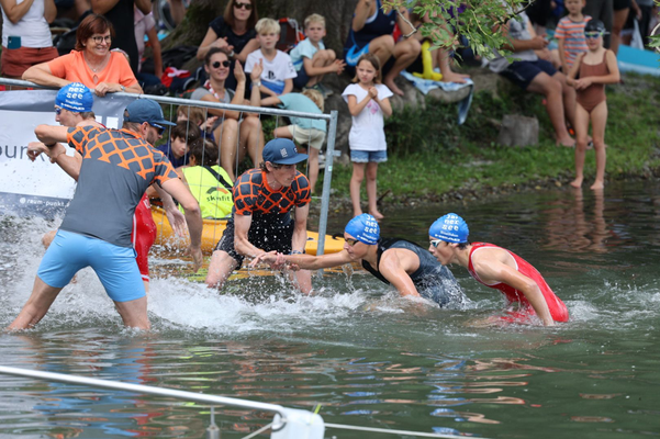 Luka Rohr beim Ausstieg nach 150m Schwimmen