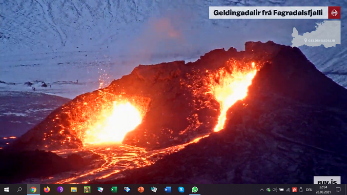 Beide Krater liefern ergiebig Lava. Es fließen ca. 5 m3 pro Sekunde.