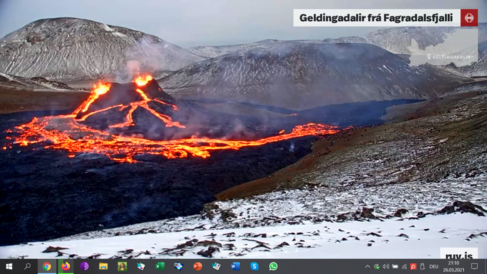 Im Laufe der folgenden Tage ist der nordwestliche Krater stark gewachsen. Die Lava fließt jetzt südlich das Tal hinunter (26.3.2021)