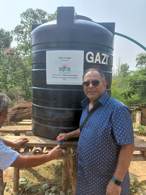 Shakil Syed beim Einweihen des Wassertanks