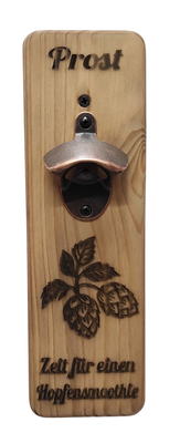 Wandflaschenöffner aus Holz mit Gravur und Hopfenmotiv