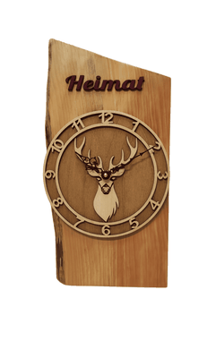 Wanduhr aus Holz mit Heimat Schriftzug und Hirschmotiv
