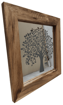 Wandspiegel aus Holz mit Baummotiv im Rahmen