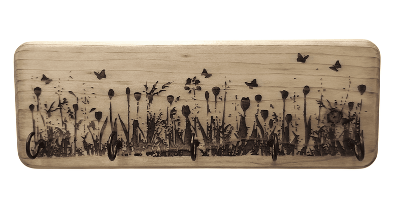 Schlüsselbrett aus Holz mit Blumenwiese Gravur und Haken