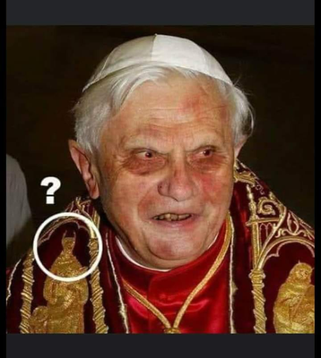 De kleding van de paus heeft zelfs satanische afbeeldingen