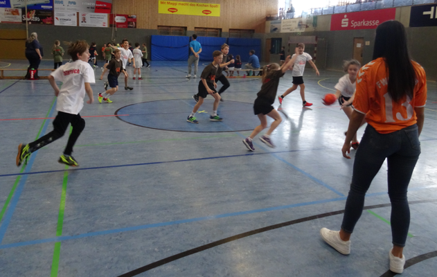 Die Kinder beim Handballspiel