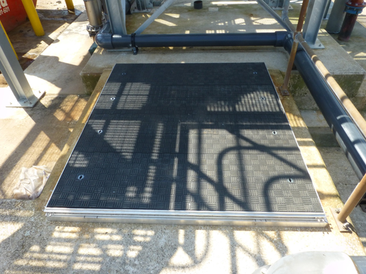 Reihenabdeckung für Abwasserschacht aus Faserverbundstoff