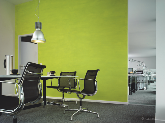 Grüne Wand in einem Großraumbüro.
