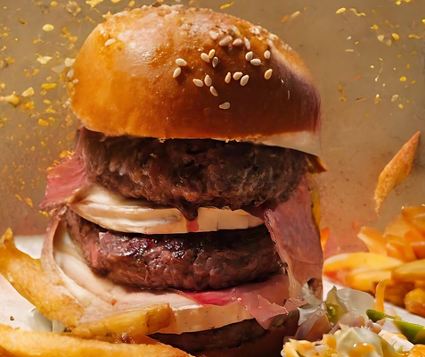 Hamburger triple gourmand servi au restaurant Le Motor Grill
