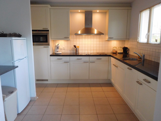 De keuken is van alle gemakken voorzien