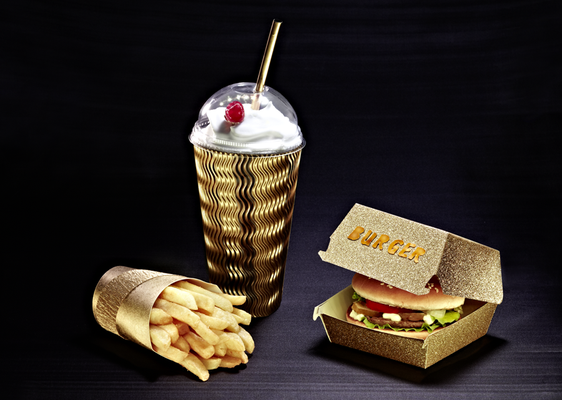 Goldene Verpackungen Fastfood,  gebaute Lebensmittelverpackungen /  Foodstyling, Foto: T. Schober