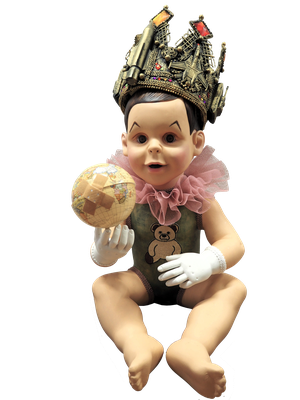 "Krone der Schöpfung" Objekt aus Kinderfigur/Gips/Spielzeug/Tüll, ca. 50cm hoch
