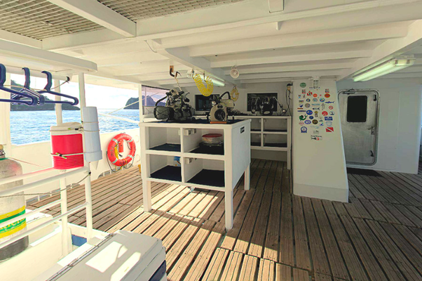 Diving platform of the ship Seahunter in Cocos Island, ©Unterseahunter Group