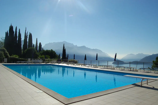 Gemeinschaftspool der Casa die Giovanna bei Sonnenschein im Hintergrund der Comer See