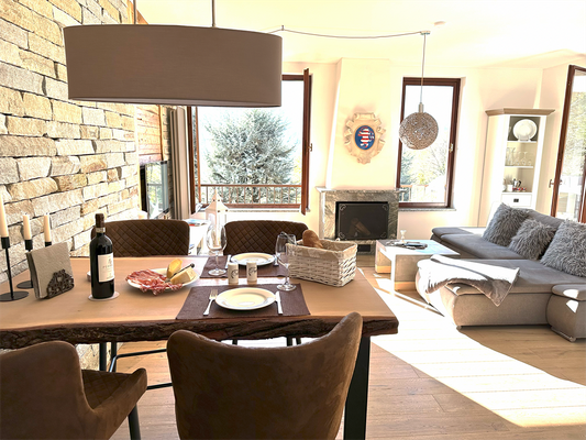 Appartement Innenaufnahme Casa di Giovanna mit Blick auf den Esstisch und Wohnbereich