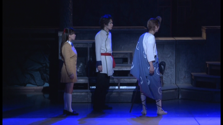 Miaka, Tamahome und Chichiri eilen Nakago und Yui hinterher, um sie aufzuhalten. Nakago stellt sich ihnen in den Weg und zeigt ihnen Yui ---