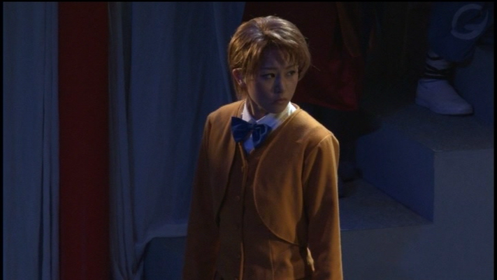 Unterdessen hat Nakago, Yui in ihrem Gemach aufgesucht damit sie jemanden kennen lernt. Sie ist verwirrt "Wieso ist der Junge wieder hier? Der sollte doch bei Miaka und ihren tollen Freunden sein?!"