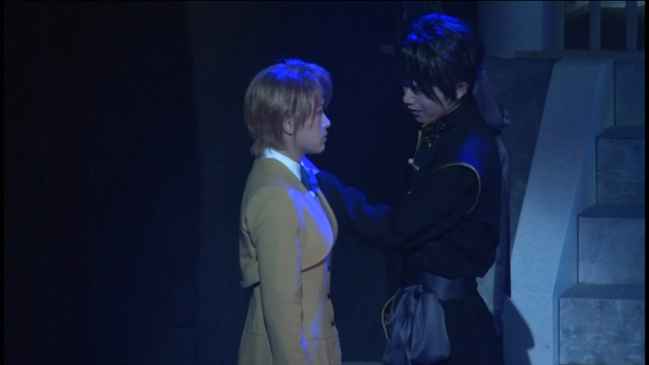 Tamahome bittet Yui auf ihn zu warten, während er Miaka in den Kerker begleiten läßt damit sie nicht wieder abhauen kann