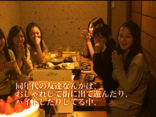 Die Mädels erfahren das ihre neue Single "Kazuko e no Tegami" auf Platz 10 eingestiegen ist. Endlich Top 10!