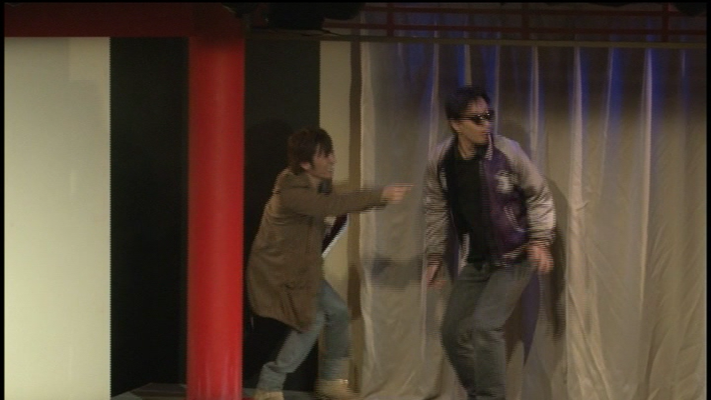 Um Tetsuya los zu werden, zeigt Keisuke auf die "rattenscharfe Tussi" auf der anderen Straßenseite. Tetsuya fällt drauf rein und Keisuke rennt schnell weg