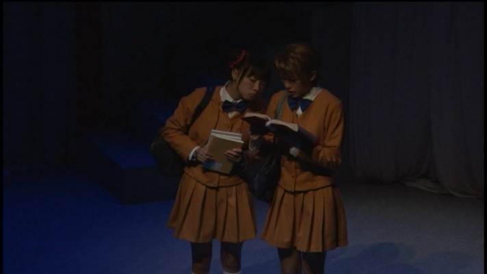 Yui, die chinesisch lesen kann, fängt an vorzulesen. Dabei fragt sich Miaka was denn ein >Suzaku< ist, der dort erwähnt wird. 