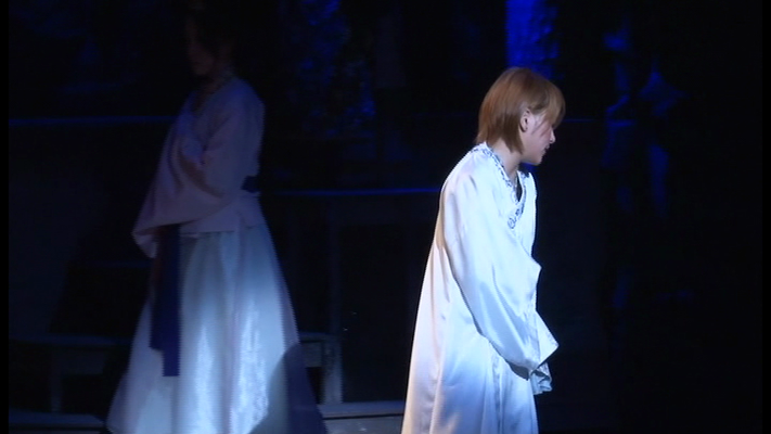 Yui kann nicht glauben was Miaka und Keisuke ihr da erzählt haben. Zwar habe sie tatsächlich starke Schmerzen durch den Wunsch, doch das könne auch Zufall sein