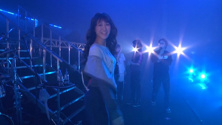 Yuki hingegen springt von der Trommel, was Robin später  im Song tut