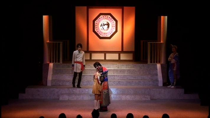 Wieder im Palast angekommen ist Kaiser "Hotohori" - der ebenfalls ein Seishi ist - froh das Miaka wohlbehalten zurück ist.