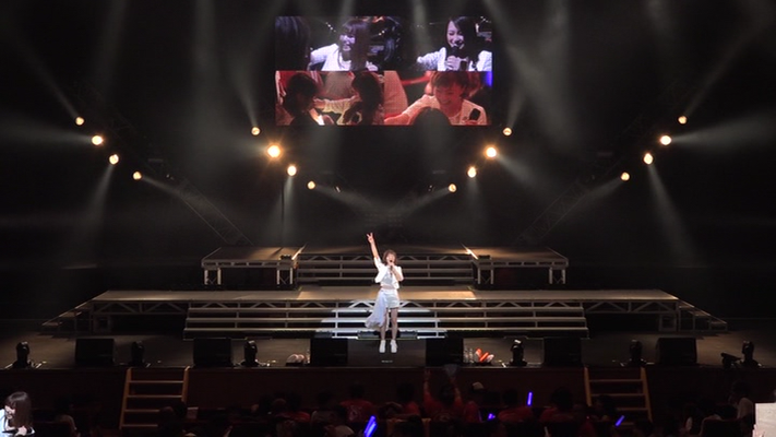 Robin schaut sich das alles von der Bühne aus an und gibt das Zeichen für die Frage: "zutto ishouni iyo?" 