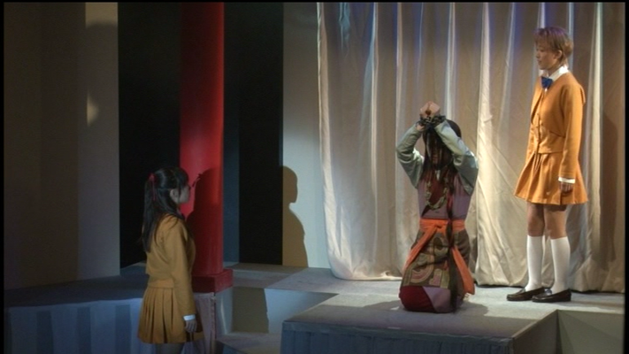 Doch da Miaka nicht sprechen kann, bleibt das düstere Geheimnis auch weiterhin eines. Yui will gehen, da sie nur genervt ist