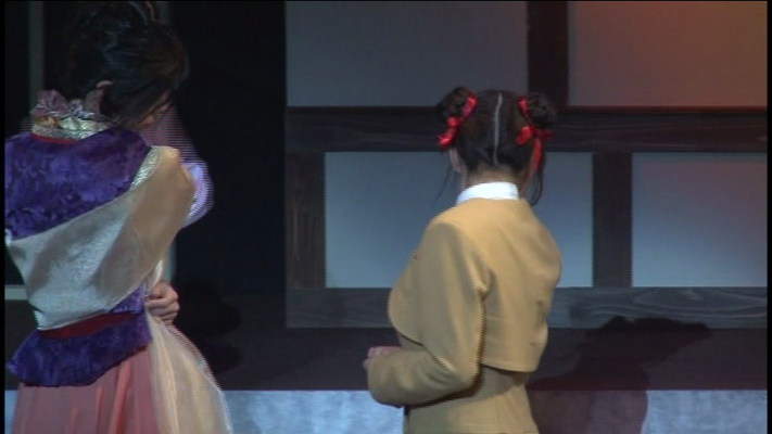 Nuriko verpaßt ihr eine Ohrfeige, weil sie aufhören soll so freundlich zu allen zu sein